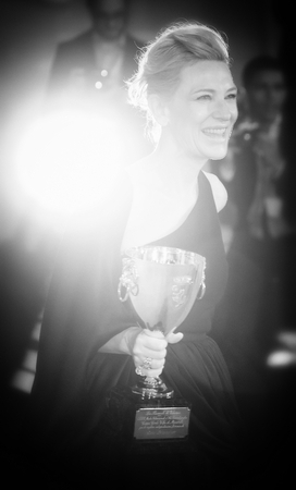La felicità di Cate Blanchett per la vittoria della Coppa Volpi
